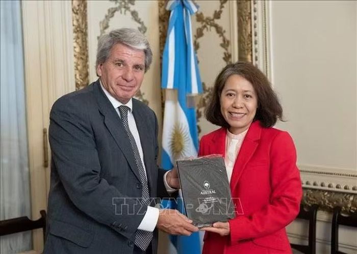 Đại sứ Ngô Minh Nguyệt và tiến sĩ Gabriel Astarloa, Trưởng khoa Luật thuộc Đại học Austral. Ảnh: Thanh Tùng/PV TTXVN tại Argentina