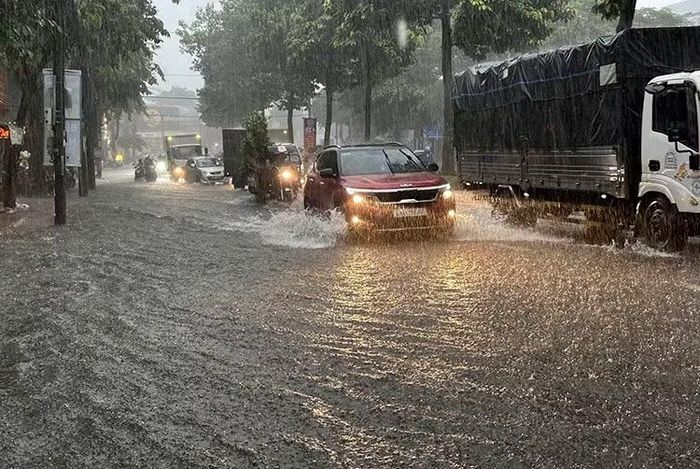 Đường Nguyễn Ái Quốc, thành phố Đồng Nai ngập sâu. Ảnh: Công Phong - TTXVN