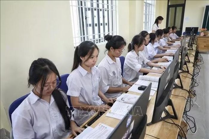 Lớp học được trang bị máy tính, màn hình ti vi lớn tại Trường Phổ thông Dân tộc nội trú thành phố Bắc Ninh.