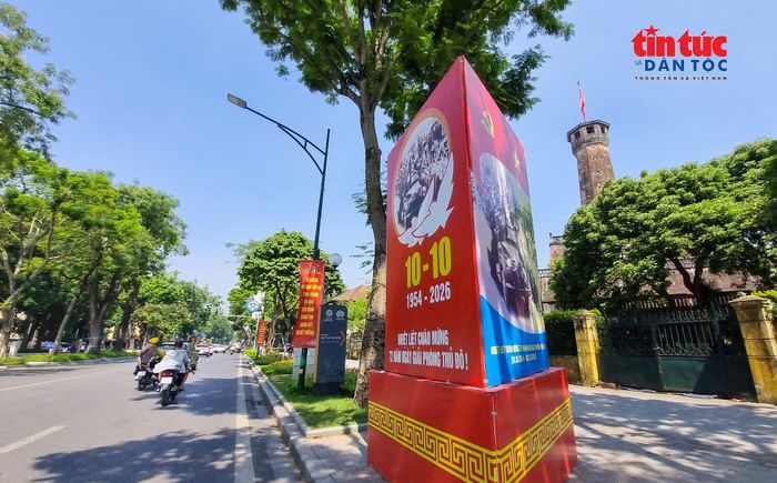 Cụm pano lớn đặt gần khu vực Cột cờ Hà Nội, kết hợp hình ảnh lịch sử và sắc màu cổ động, làm nổi bật không khí chào mừng ngày lễ trọng đại.