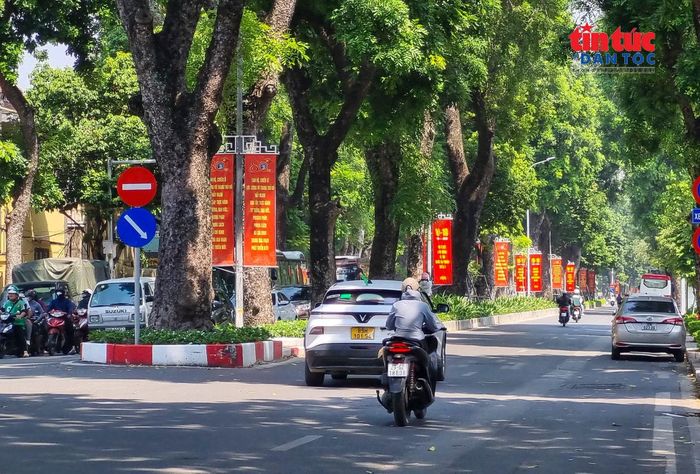 Dọc tuyến đường rợp bóng cây, hàng loạt pano, khẩu hiệu đỏ thắm được lắp đặt đồng bộ, tạo điểm nhấn cổ động trực quan hướng tới ngày lễ lớn của Thủ đô.