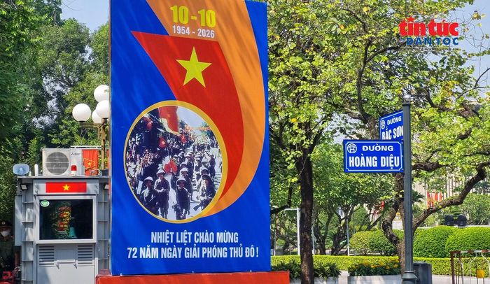 Một cụm pano cổ động tại khu vực đường Hoàng Diệu nổi bật với màu sắc tươi sáng, nội dung hướng về kỷ niệm 72 năm Ngày Giải phóng Thủ đô.