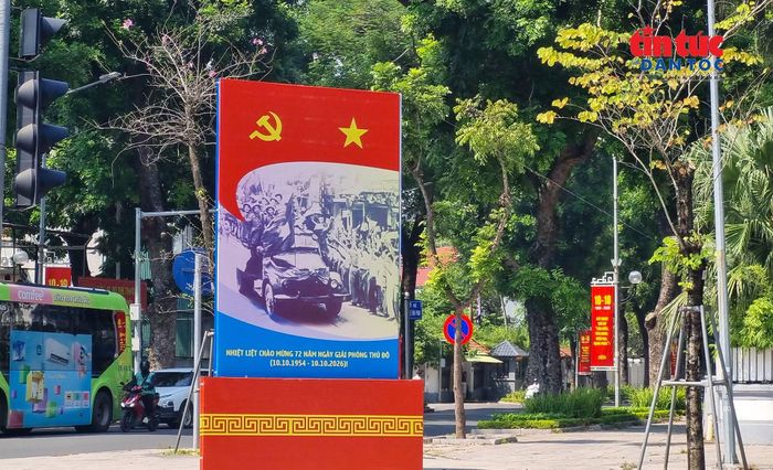 Pano tuyên truyền với hình ảnh lịch sử được dựng ven đường, góp phần khơi gợi niềm tự hào về ngày Thủ đô hoàn toàn giải phóng.