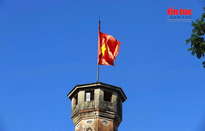 Lá cờ Tổ quốc tung bay trên Cột cờ Hà Nội giữa nền trời xanh, biểu tượng thiêng liêng gợi nhắc tinh thần độc lập, tự hào dân tộc trong những ngày tháng Mười.