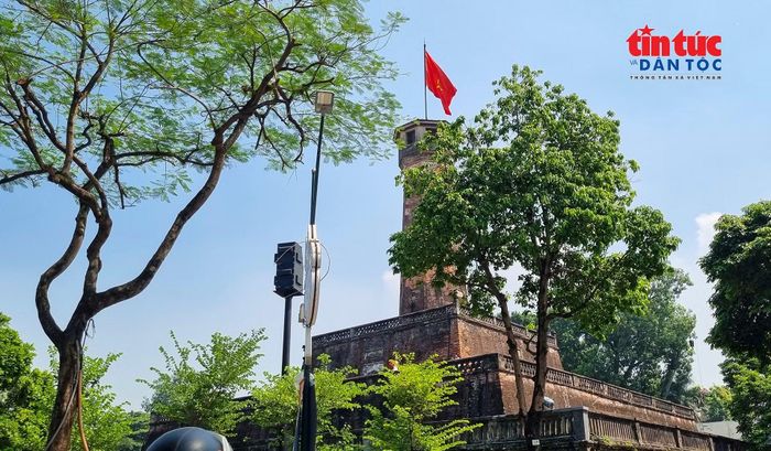 Cột cờ Hà Nội uy nghiêm giữa không gian xanh của phố cổ, trở thành điểm nhấn giàu ý nghĩa trong dịp kỷ niệm Ngày Giải phóng Thủ đô.