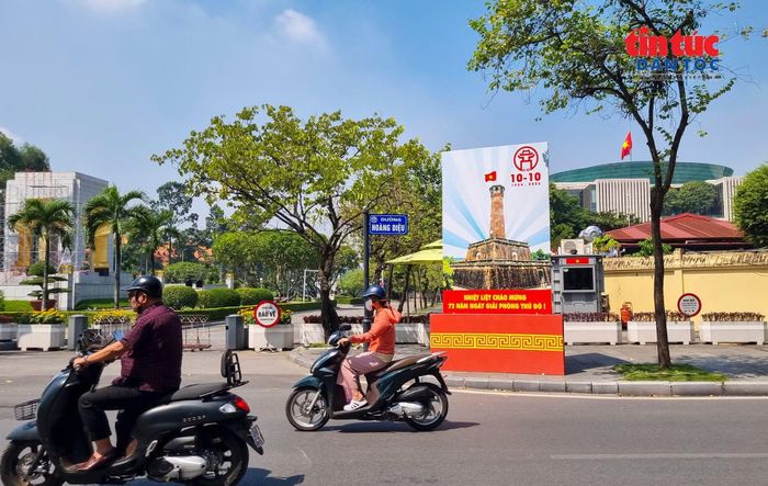 Không khí chào mừng hiện diện rõ nét trên các tuyến phố quanh khu vực trung tâm, nơi pano, khẩu hiệu được bố trí hài hòa giữa không gian đô thị.