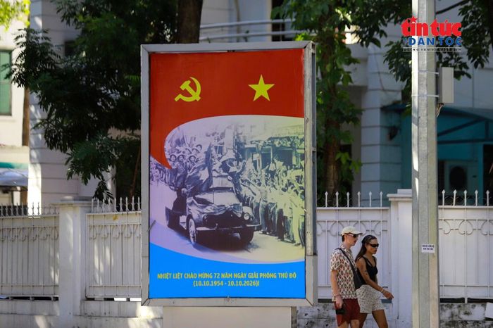 Bảng pano cổ động được đặt trên vỉa hè khu phố trung tâm, thu hút sự chú ý của người dân và du khách khi dạo bước qua các tuyến đường Hà Nội.