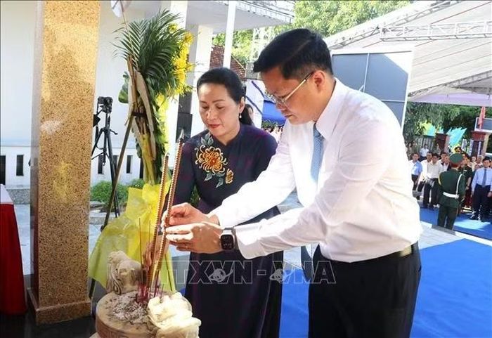 Lãnh đạo tỉnh Quảng Ngãi dâng hương tưởng niệm.