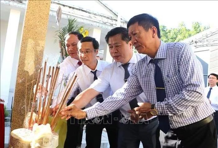 Lãnh đạo xã Sơn Tịnh dâng hương tưởng niệm.