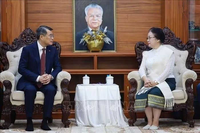 Thủ tướng Lê Minh Hưng thăm hỏi bà Viphavanh Phomvihane, Phu nhân cố Chủ tịch Quốc hội Lào Xaysomphone Phomvihane. Ảnh: Dương Giang/TTXVN