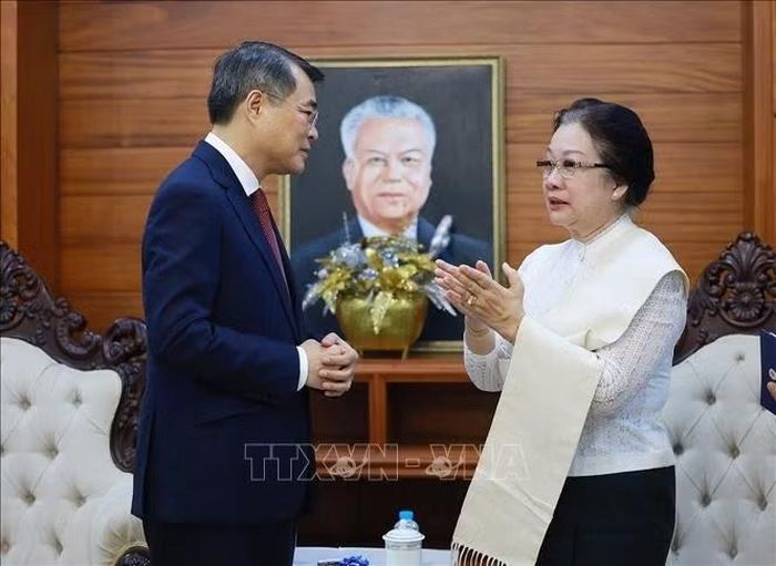 Thủ tướng Lê Minh Hưng thăm gia đình cố Chủ tịch Quốc hội Lào Xaysomphone Phomvihane. Ảnh: Dương Giang/TTXVN