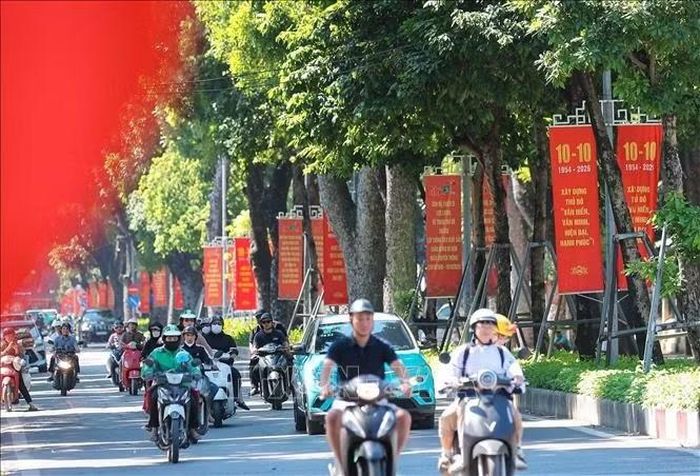 Phố Hoàng Diệu rực rỡ cờ, băng rôn tạo không khí vui tươi, phấn khởi chào mừng ngày lễ lớn của Thủ đô. Ảnh: Hoàng Hiếu/TTXVN