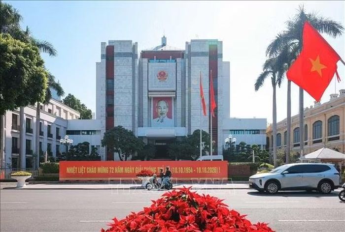 Trụ sở UBND, HĐND Thành phố Hà Nội rực rỡ cờ, hoa, băng rôn chào mừng kỷ niệm 72 năm Ngày Giải phóng Thủ đô. Ảnh: Hoàng Hiếu/TTXVN