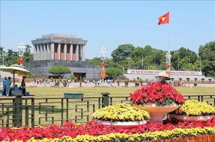 Quảng trường Ba Đình rực rỡ cờ, hoa chào mừng kỷ niệm 72 năm Ngày Giải phóng Thủ đô. Ảnh: Hoàng Hiếu/TTXVN