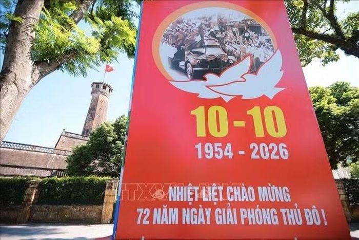 Pano "Nhiệt liệt chào mừng 72 năm Ngày giải phóng Thủ đô" cỡ lớn bố trí trước khu vực Cột cờ Hà Nội. Ảnh: Hoàng Hiếu/TTXVN