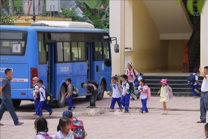 Những hỗ trợ về xe đưa đón góp phần tháo gỡ từng bước những vướng mắc, nỗ lực đưa học sinh trở lại trường.