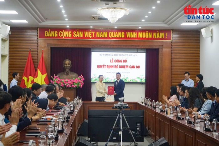 Bộ trưởng Bộ Văn hóa, Thể thao và Du lịch Lâm Thị Phương Thanh trao Quyết định số điều động, bổ nhiệm ông Lê Quang Tự Do, Cục trưởng Cục Phát thanh, Truyền hình và Thông tin điện tử giữ chức Cục trưởng Cục Báo chí.