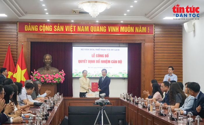 Bộ trưởng Bộ Văn hóa, Thể thao và Du lịch Lâm Thị Phương Thanh trao Quyết định điều động, bổ nhiệm ông Lưu Đình Phúc, Cục trưởng Cục Báo chí giữ chức Cục trưởng Cục Xuất bản và Thư viện.