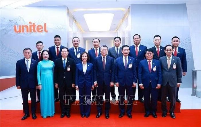 Thủ tướng Lê Minh Hưng với cán bộ, nhân viên Công ty Lao Star Telecom (Unitel). Ảnh: Dương Giang/TTXVN