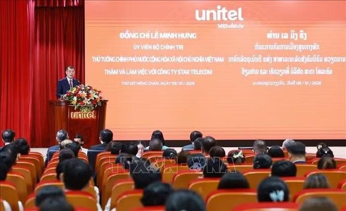 Thủ tướng Lê Minh Hưng phát biểu khi đến thăm Công ty Lao Star Telecom (Unitel). Ảnh: Dương Giang/TTXVN