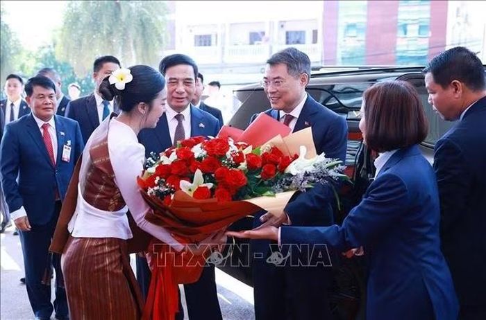 Thủ tướng Lê Minh Hưng đến thăm Công ty Lao Star Telecom (Unitel). Ảnh: Dương Giang/TTXVN