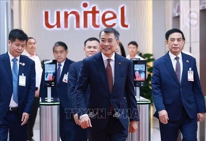Thủ tướng Chính phủ Lê Minh Hưng và Đại tướng Phan Văn Giang, Phó Thủ tướng, Bộ trưởng Bộ Quốc phòng đến thăm Công ty Lao Star Telecom (Unitel). Ảnh: Dương Giang/TTXVN
