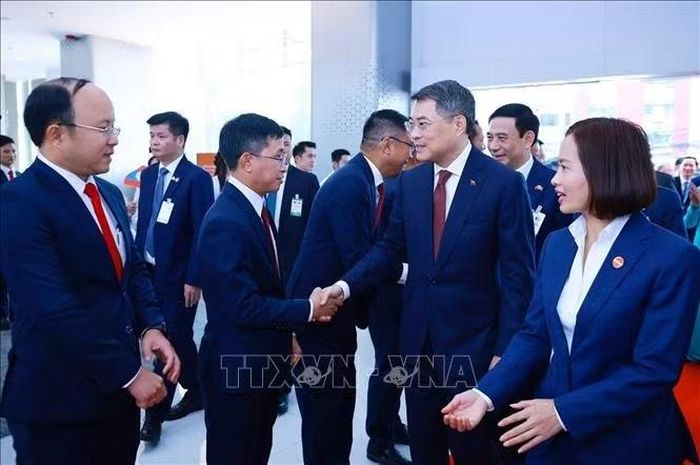 Thủ tướng Lê Minh Hưng với cán bộ, nhân viên Công ty Lao Star Telecom (Unitel). Ảnh: Dương Giang/TTXVN