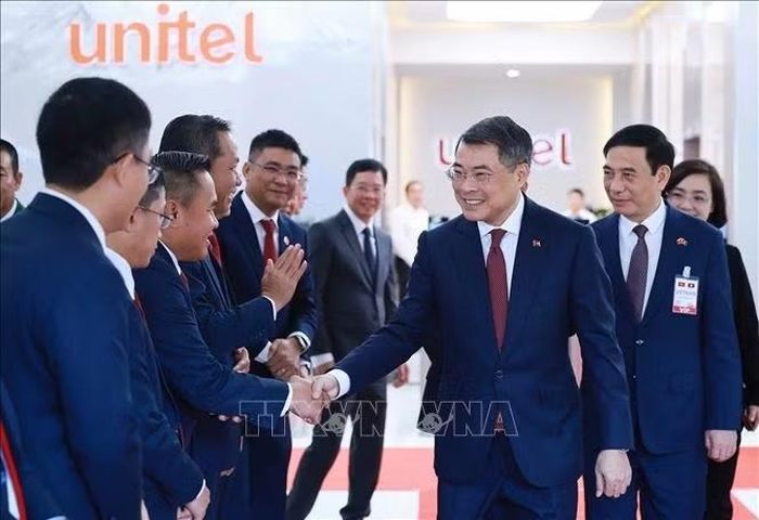 Thủ tướng Chính phủ Lê Minh Hưng với cán bộ, nhân viên Công ty Lao Star Telecom (Unitel). Ảnh: Dương Giang/TTXVN