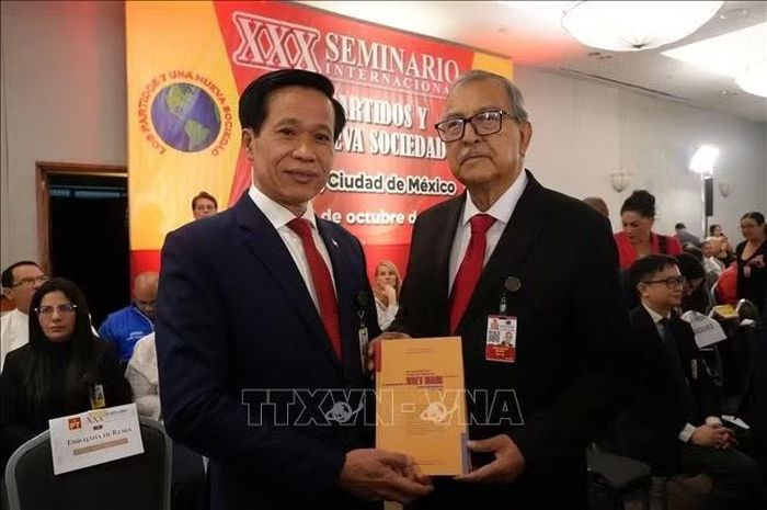 Phó Giám đốc Học viện Chính trị quốc gia Hồ Chí Minh Hoàng Phúc Lâm tặng cuốn sách “Khát vọng Việt Nam hùng cường trong kỷ nguyên mới’’ cho Chủ tịch Ủy ban Đối ngoại Hạ viện Mexico là nghị sĩ Pedro Vázquez González. Ảnh: Phi Hùng/PV TTXVN tại Mexico