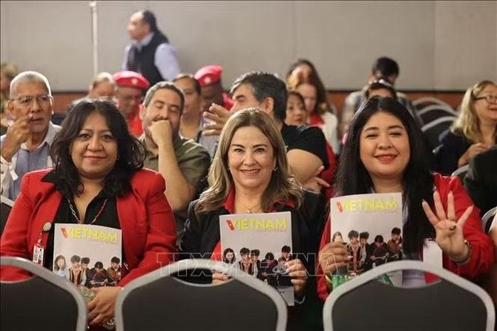 Các đại biểu với sản phẩm của Báo Ảnh Việt Nam. Ảnh: Phi Hùng/PV TTXVN tại Mexico