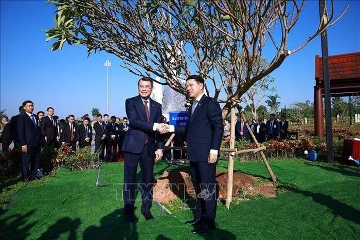 Thủ tướng Chính phủ Lê Minh Hưng và Thủ tướng Lào Saleumxay Kommasith trồng cây lưu niệm tại Công viên Hữu nghị Lào - Việt Nam. Ảnh: Dương Giang/TTXVN
