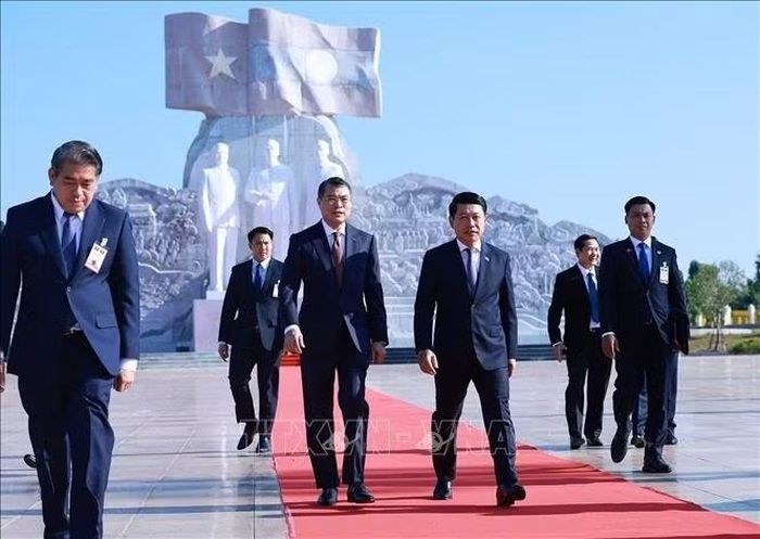 Thủ tướng Lê Minh Hưng và Thủ tướng Lào Saleumxay Kommasith đến dâng hoa tại Công viên Hữu nghị Lào - Việt Nam. Ảnh: Dương Giang/TTXVN