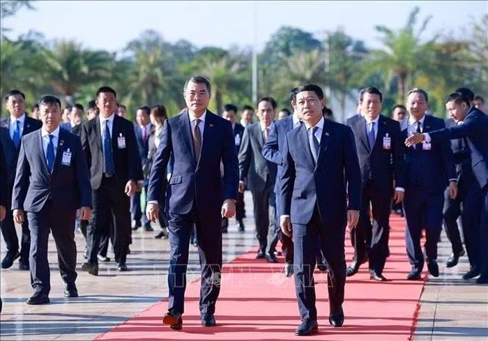 Thủ tướng Lê Minh Hưng và Thủ tướng Lào Saleumxay Kommasith đến dâng hoa tại Công viên Hữu nghị Lào - Việt Nam. Ảnh: Dương Giang/TTXVN