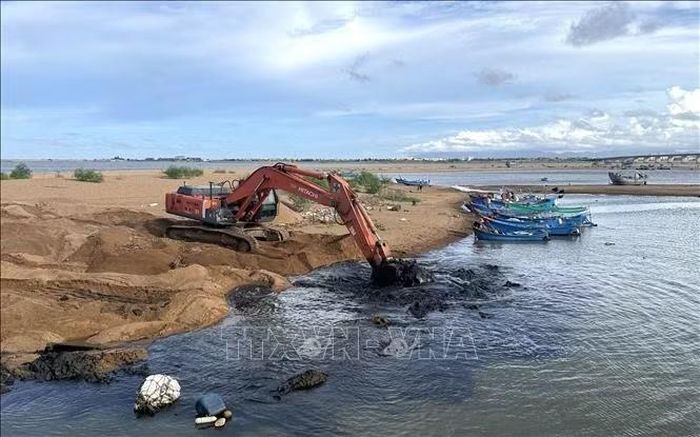 Thi công sửa chữa, nâng cấp tại khu vực cồn cát chắn gió, chắn sóng cho tàu thuyền neo đậu.