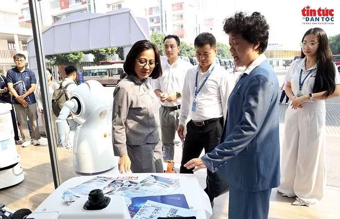 Các đại biểu tham quan, tìm hiểu những sản phẩm robot và giải pháp công nghệ được giới thiệu tại triển lãm.