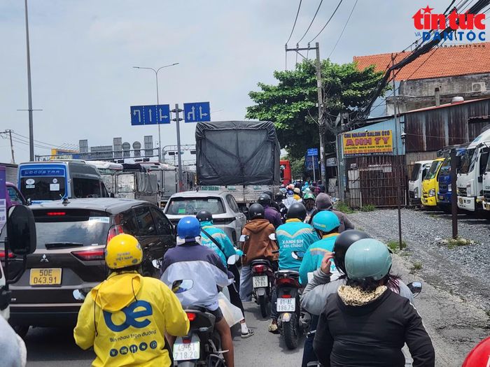 Các phương tiện xếp hàng dài lưu thông qua dự án đang thi công vào khung giờ cao điểm.