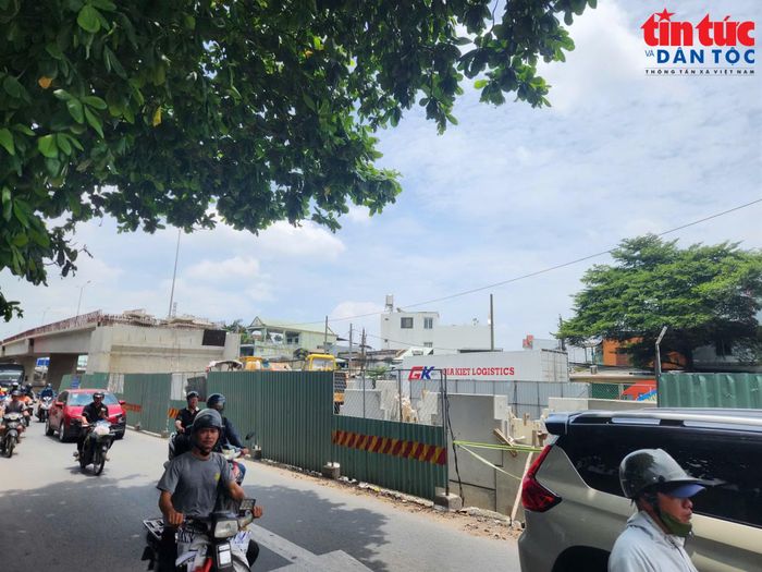 Phần cầu chính đã hoàn thành; các hạng mục đường dẫn hai đầu cầu và lan can đang được công nhân khẩn trương thi công.