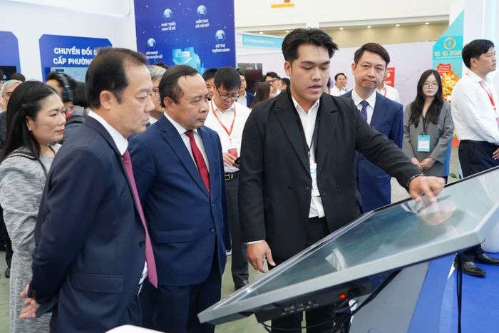 Lãnh đạo Bộ Khoa học và Công nghệ tham quan các gian hàng trưng bày tại sự kiện.