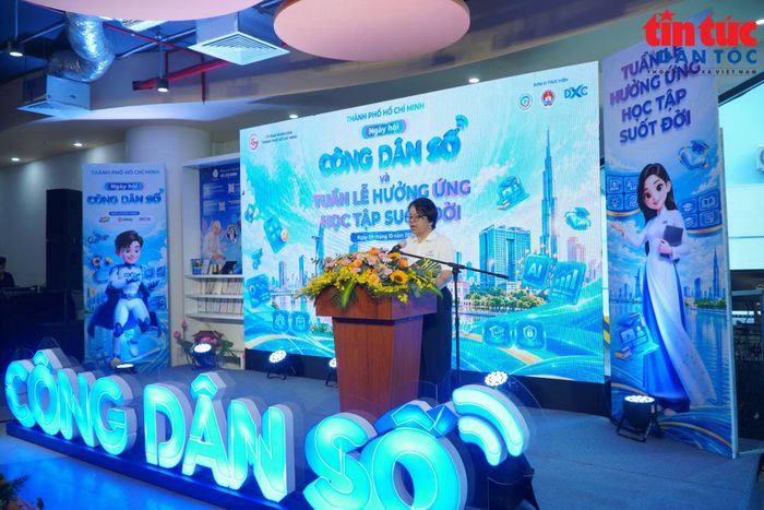 Bà Võ Thị Trung Trinh, Giám đốc Trung tâm Chuyển đổi số TP Hồ Chí Minh, phát biểu tại lễ khai mạc.