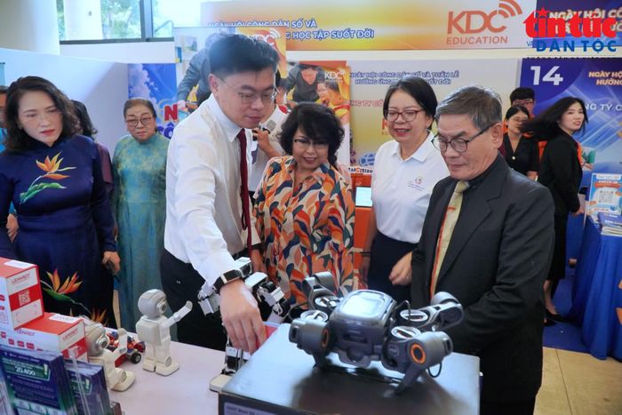 Lãnh đạo TP Hồ Chí Minh tham quan các gian trưng bày giải pháp công nghệ tại Ngày hội Công dân số TP Hồ Chí Minh năm 2026.