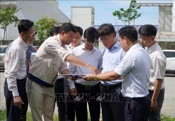 Phó Chủ tịch Ủy ban nhân dân tỉnh Quảng Ngãi Đỗ Tâm Hiển kiểm tra hệ thống thoát nước tại Khu kinh tế Dung Quất.