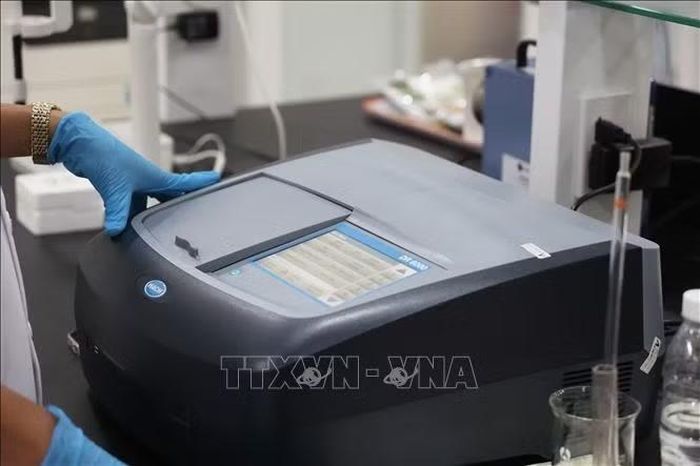 Máy quang phổ tử ngoại khả kiến để phân tích nước.