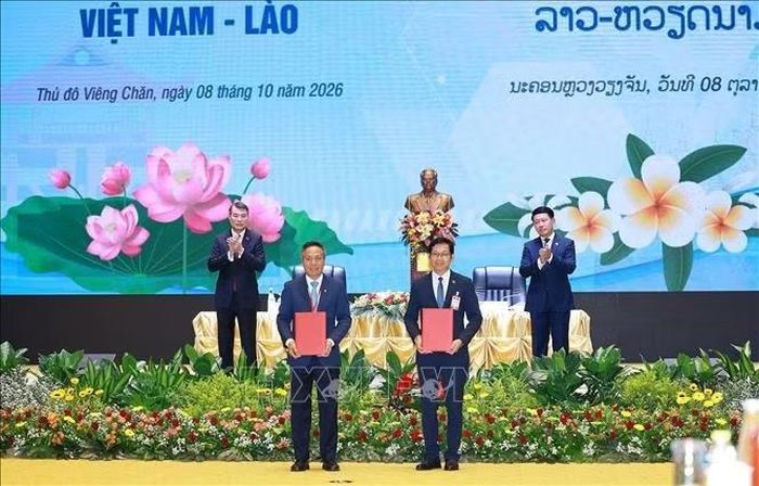 Thủ tướng Lê Minh Hưng và Thủ tướng Lào Saleumxay Kommasith chứng kiến trao chứng nhận và thoả thuận hợp tác đầu tư giữa doanh nghiệp hai nước. Ảnh: Dương Giang/TTXVN