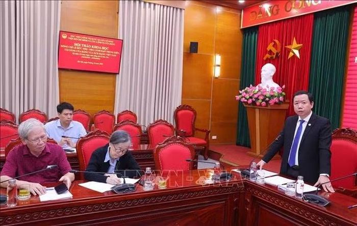 Tiến sĩ Đinh Ngọc Quý, Phó Viện trưởng Viện Hồ Chí Minh và các lãnh tụ của Đảng phát biểu. Ảnh: Văn Điệp/TTXVN