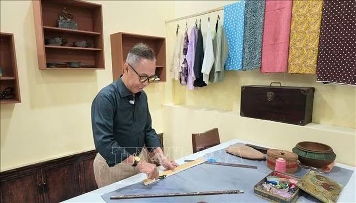 Ông Trần Phong Cảnh, chuyên viên phục trang của Hãng phim Giải Phóng, tham quan và trải nghiệm trong không gian trưng bày.