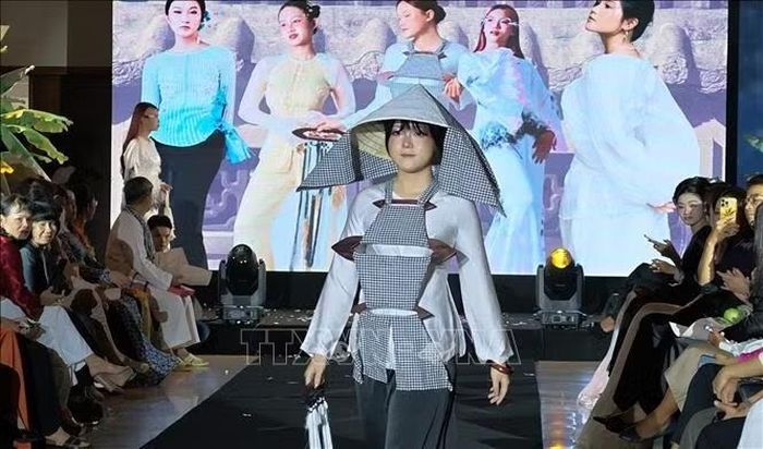 Nhiều mẫu thiết kế đương đại nhưng vẫn giữ được "hồn cốt" của áo bà ba.