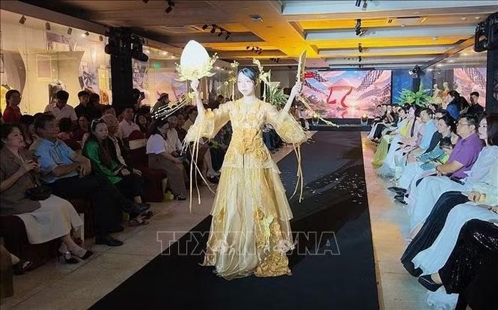 Bộ sưu tập “Ngọc Phương Nam” của sinh viên Trường Đại học Nguyễn Tất Thành kể câu chuyện về đất, mầm, nước, cánh cò và mùa vàng.