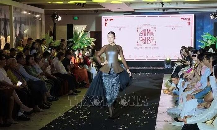 Một sáng tạo táo bạo của NTK Nguyễn Minh Công trong bộ sưu tập "Bậu mặc bà ba".