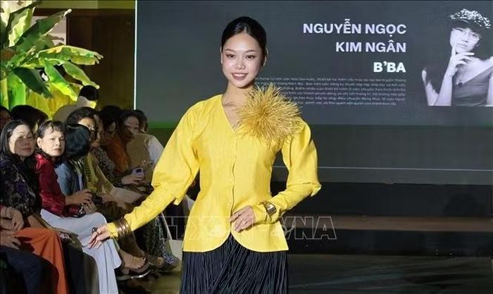 Một mẫu thiết kế áo bà ba cách điệu do các sinh viên ngành thiết kế thời trang sáng tạo.