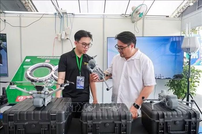 Các thiết bị bay không người lái hỗ trợ giám sát tài nguyên, môi trường và phục vụ công tác quản lý tại địa phương.